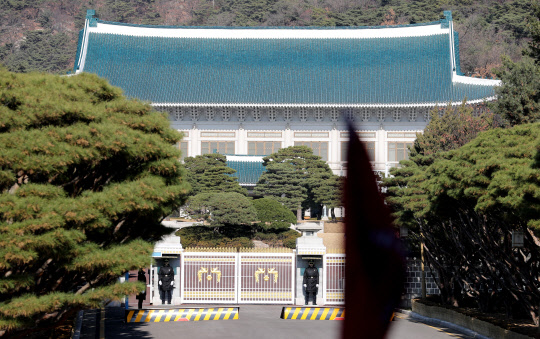 야당이 탄핵안 의결 시기를 다음달 2일과 9일 중 2일 쪽 방향을 잡으면서 박근혜 대통령이 금명간 어떤 결단을 내릴지에 정치권의 관심이 온통 쏠려 있다. 29일 경복궁 신무문에서 바라본 청와대.